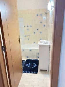 Ένα μπάνιο στο MAREA Algarve - Sea view cozy sunny apartment in Alvor +17 φωτογραφίες