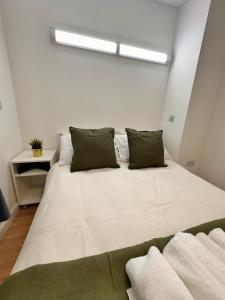 Кровать или кровати в номере Luxury rooms in cross harbour