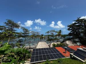 um grupo de painéis solares no topo de um telhado em Ciel y Miel em Colón