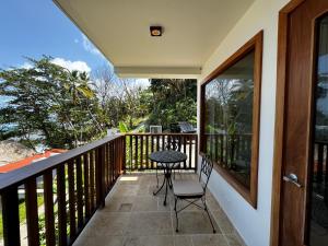 a balcony with a table and chairs on it at Ciel y Miel in Colón