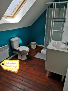 La salle de bains est pourvue de toilettes et d'un lavabo. dans l'établissement Ker Lorance maison spacieuse 7 lits 4 chambres 2 sdb, à Saint-Brieuc