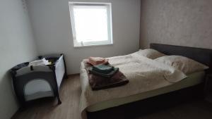 um pequeno quarto com uma cama e uma janela em Kleine Auszeit - Ferienwohnung Heideberg - "Rhein" in den Urlaub em Bacharach
