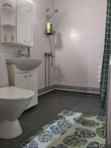 y baño con lavabo, aseo y ducha. en Boho Apart Ututie, en Kotka