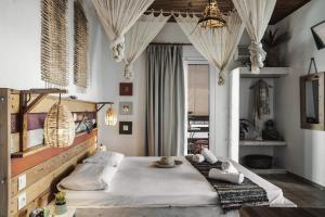 阿里克斯Kanela Studios的房间里有一张大床的卧室