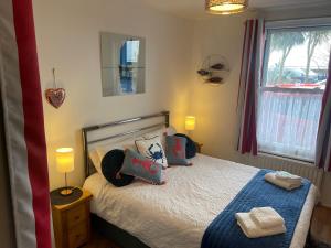 Postel nebo postele na pokoji v ubytování "The Nautical" Pet Friendly Seafront Apartment