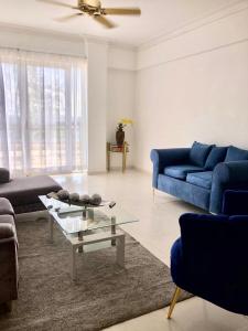 a living room with a blue couch and a coffee table at santo domingo-avenida de españa in Santo Domingo