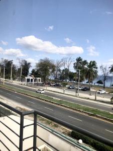 una autopista con coches estacionados al costado de la carretera en santo domingo-avenida de españa, en Santo Domingo