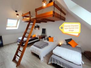 - une chambre avec 2 lits superposés et une échelle dans l'établissement Ker Lorance maison spacieuse 7 lits 4 chambres 2 sdb, à Saint-Brieuc
