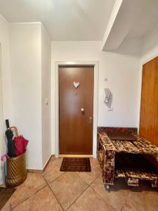 ein Zimmer mit einer braunen Tür mit einem Herz darauf in der Unterkunft Maggioni Silvia in Tarvis