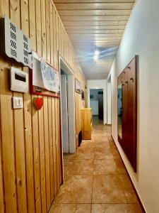 un pasillo con paredes revestidas de madera y un pasillo en Maggioni Silvia, en Tarvisio