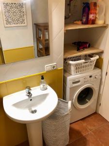 a bathroom with a sink and a washing machine at Apartamento de Carboneras - Terrazas y Vistas in Carboneras