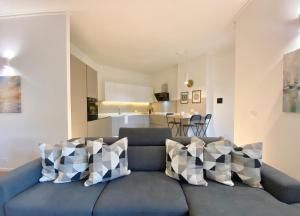 sala de estar con sofá azul y almohadas en CasaViva - Central Wonderful Home in Santa M., en Santa Margherita Ligure