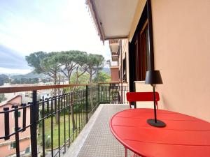 una mesa roja y una silla roja en el balcón en CasaViva - Central Wonderful Home in Santa M., en Santa Margherita Ligure