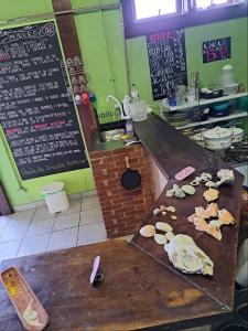 um balcão numa cozinha com alguma comida em Girassol Hostel by Katita em Paraty