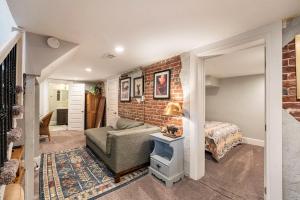 - un salon avec un canapé et un mur en briques dans l'établissement 5-bedroom Victorian Home Private Yard Sleeps 10, à Denver