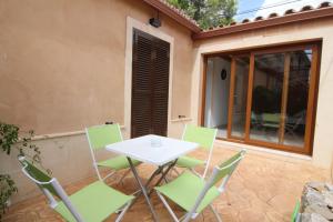 Patio alebo iná vonkajšia časť ubytovania Casa en Establiments