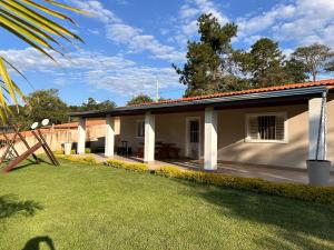 a house with a large yard in front of it at Chacara Antonio dos Reis (Piaui) in Mairinque