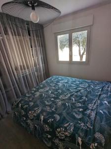 een slaapkamer met een bed en een raam bij Royal Parc 7 in Mougins
