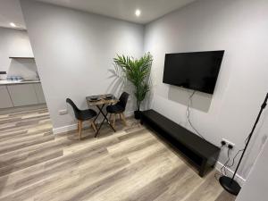 Apartment 2 Castle Lane في بورنموث: غرفة معيشة مع تلفزيون بشاشة مسطحة على جدار