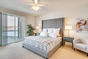 Un dormitorio con una cama, una silla y una ventana en Lakeside Osage Beach Condo in Lands End Community, en Osage Beach 34 fotos más