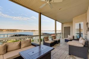 una sala de estar con un sofá y una mesa en Lakeside Osage Beach Condo in Lands End Community, en Osage Beach