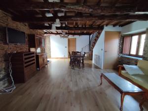 ein großes Wohnzimmer mit einem Tisch und Stühlen in der Unterkunft VILA PEREGRINA-taxi gratis in Arzúa