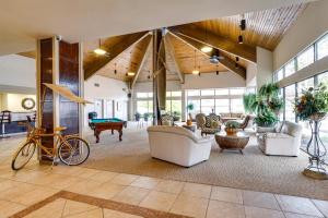 sala de estar con muebles blancos y mesa de billar en Lakeside Osage Beach Condo in Lands End Community, en Osage Beach