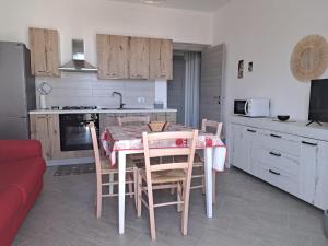 una cucina con tavolo e sedie di Bea's House a Castellammare del Golfo