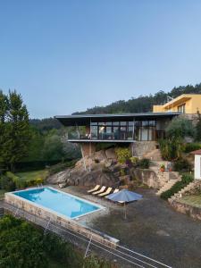 สระว่ายน้ำที่อยู่ใกล้ ๆ หรือใน Luxurious House with Private Pool Amazing views