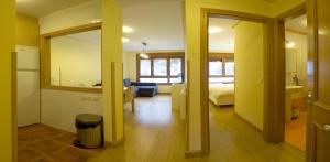 Habitación con dormitorio con cama y espejo. en La Cuenca, Edificio Los Molinos, en Felechosa