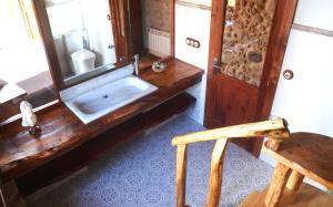 bagno con lavandino e specchio di Habitación Deluxe Campomuiños a Entrerrios