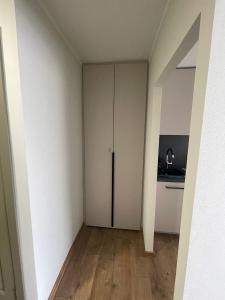um quarto vazio com um armário e uma cozinha em apartment SPRING em Cēsis