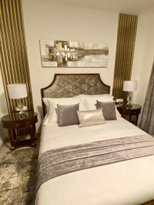 una camera da letto con un grande letto bianco con due tavoli di Guesthouse Villa Vice a Spalato (Split)