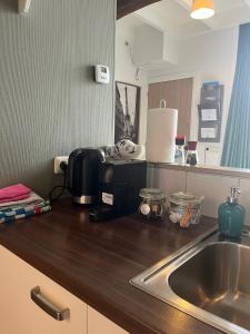 um balcão de cozinha com comodidades para preparar café e um lavatório em Het Achterhuis - Buitenplaats Ruitenveen, privé! em Nieuwleusen