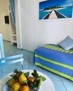 una habitación con una bandeja de fruta en una mesa en Apartaments B&M, en Isquia