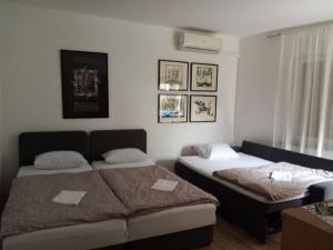 sypialnia z 2 łóżkami i oknem w obiekcie Apartman Vanja w mieście Rijeka