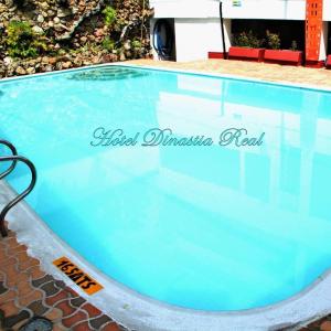 une grande piscine d'eau bleue dans l'établissement HOTEL DINASTIA REAL NEIVA, à Neiva