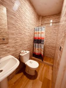 休達的住宿－Apartamentos Murallas Merinies，一间带卫生间和水槽的浴室