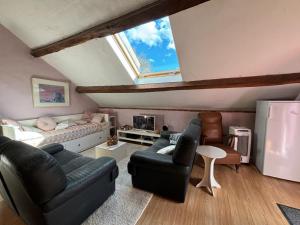 un soggiorno con 2 divani e un letto di La Maison du bonheur - Gîte RULINA - Corancy a Corancy