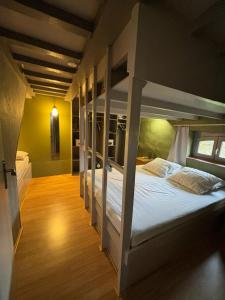 una camera con 4 letti a castello di La Maison du bonheur - Gîte RULINA - Corancy a Corancy Altre 19 foto