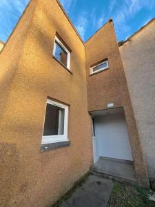 een bakstenen gebouw met een deur en een garage bij 3 bedroom sleeps 4 in Glenrothes in Fife