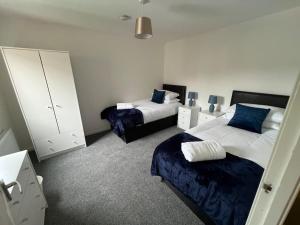 Giường trong phòng chung tại 3 bedroom sleeps 4 in Glenrothes