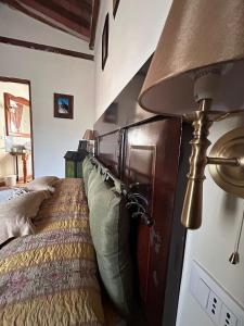 sypialnia z łóżkiem z drewnianym zagłówkiem w obiekcie La Spelonca degli Asini w mieście Prata