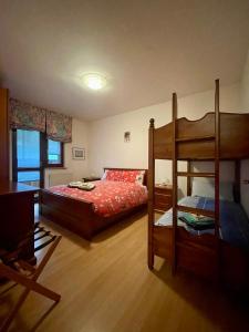 富西內因瓦爾羅馬納的住宿－Alessandra，一间卧室配有一张双层床和梯子