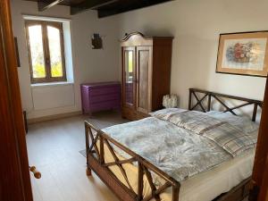 een slaapkamer met een bed en een raam bij Las Vignes - Wo die Ruhe die Seele befriedet in Cazes-Mondenard