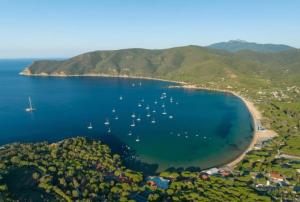 una vista aérea de una playa con barcos en el agua en Villa Canata, en Lacona