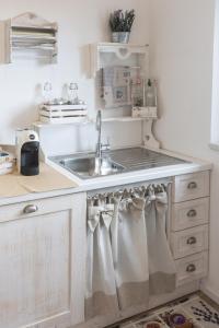 un bancone della cucina con lavandino e lavandino di Lombardi Rita - Colle S. Martino ad Assisi