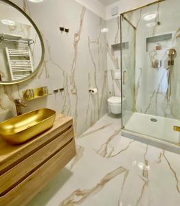 łazienka ze złotą umywalką i prysznicem w obiekcie Guesthouse Villa Vice w Splicie