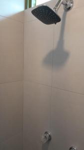 y baño con ducha con cabezal de ducha. en CABAÑA RURAL DURANGO, en Salento