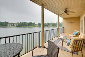 - une terrasse couverte avec des chaises et une vue sur l'eau dans l'établissement Hot Springs Condo on Lake Hamilton with Pool Access, à Hot Springs
